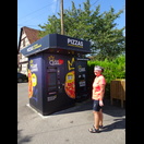 Dieser Automat, der in fünf Minuten zwei erstaunlich gut schmeckende Pizzen servierte, war die einzige Verpflegungsmöglichkeit in der Gegend